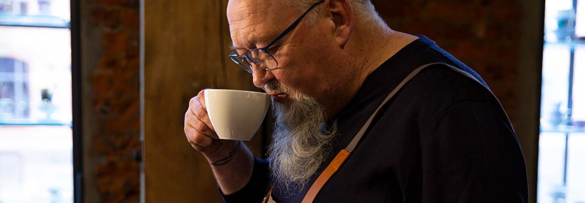 Freddy Schoknecht genießt den Kaffee bei Eilles Kaffee und stellt seine Leidenschaft für das Rösten und Brühen von Qualitätsbohnen unter Beweis.