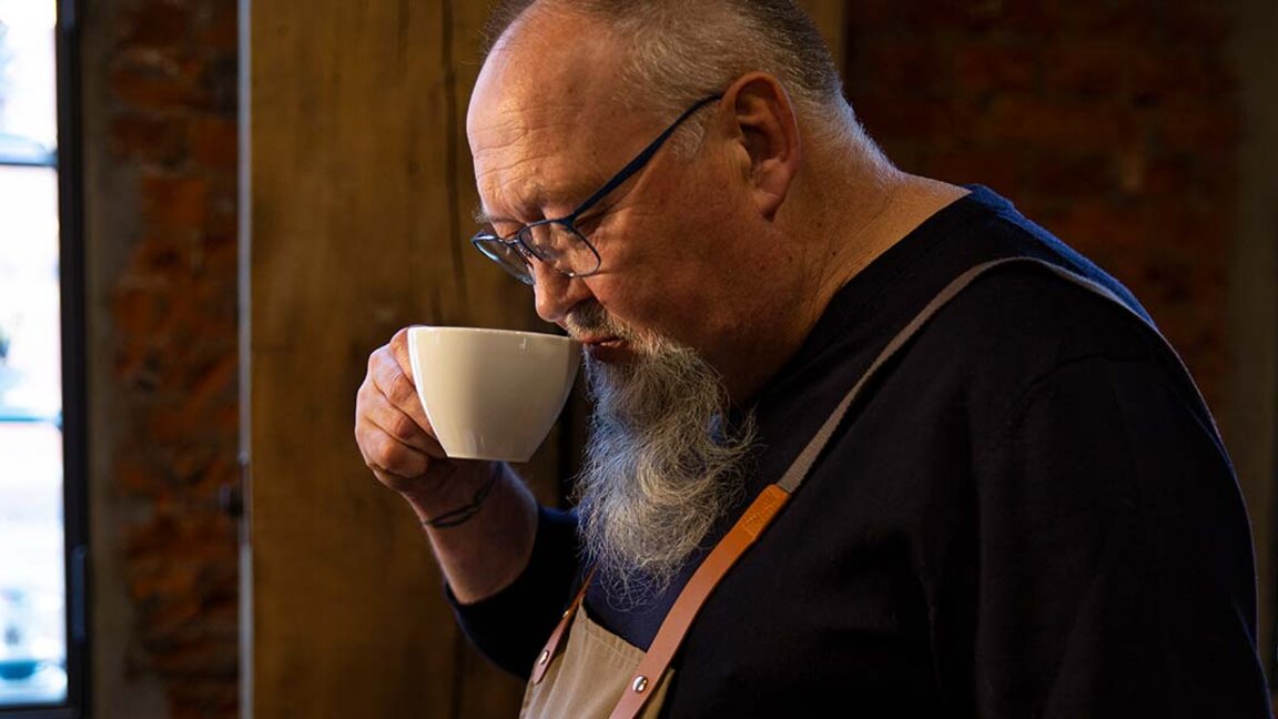 Freddy Schoknecht genießt den Kaffee bei Eilles Kaffee und stellt seine Leidenschaft für das Rösten und Brühen von Qualitätsbohnen unter Beweis.