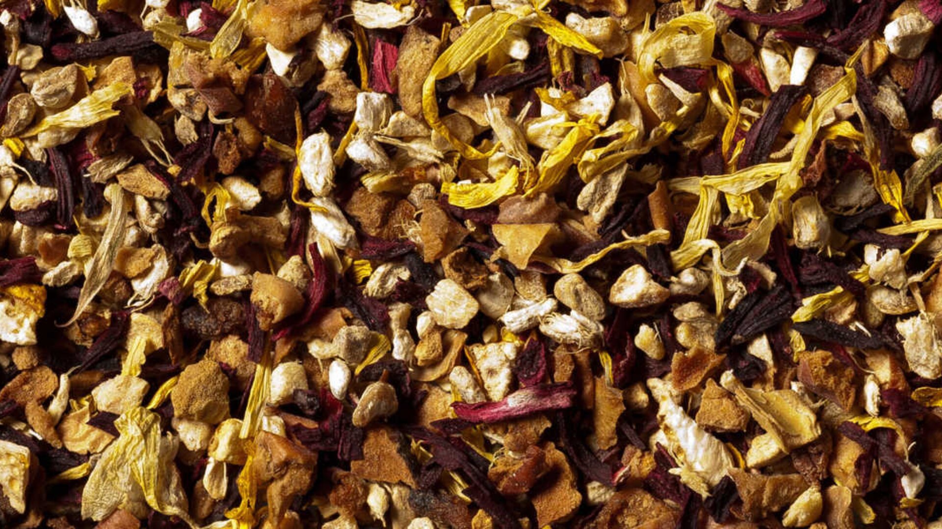 Eine lebendige Mischung aus fruchtigen Gewürzen mit Orangen- und Blumennoten, perfekt für ein beruhigendes Kräutertee-Erlebnis.