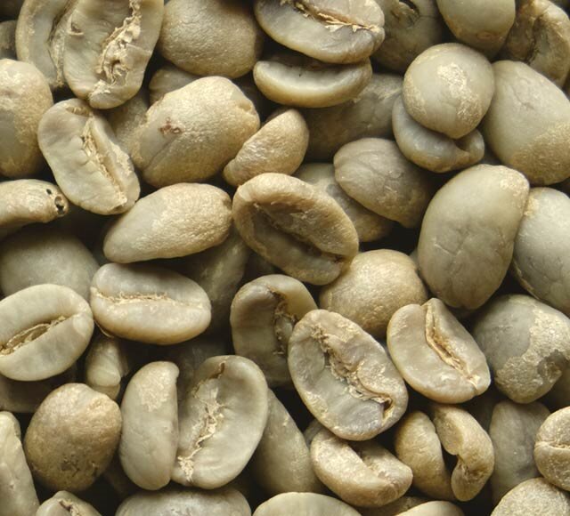 Grüne Arabica-Kaffeebohnen, die ihre einzigartige Textur und Farbe zeigen, bereit zum Rösten. Perfekt für Kaffee-Liebhaber.