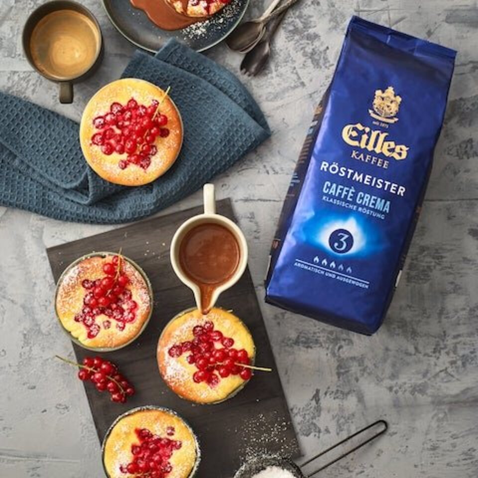 Köstliche Johannisbeerpuddingtörtchen mit Kaffeesauce, gepaart mit Eilles Kaffee Caffè Crema Verpackung.