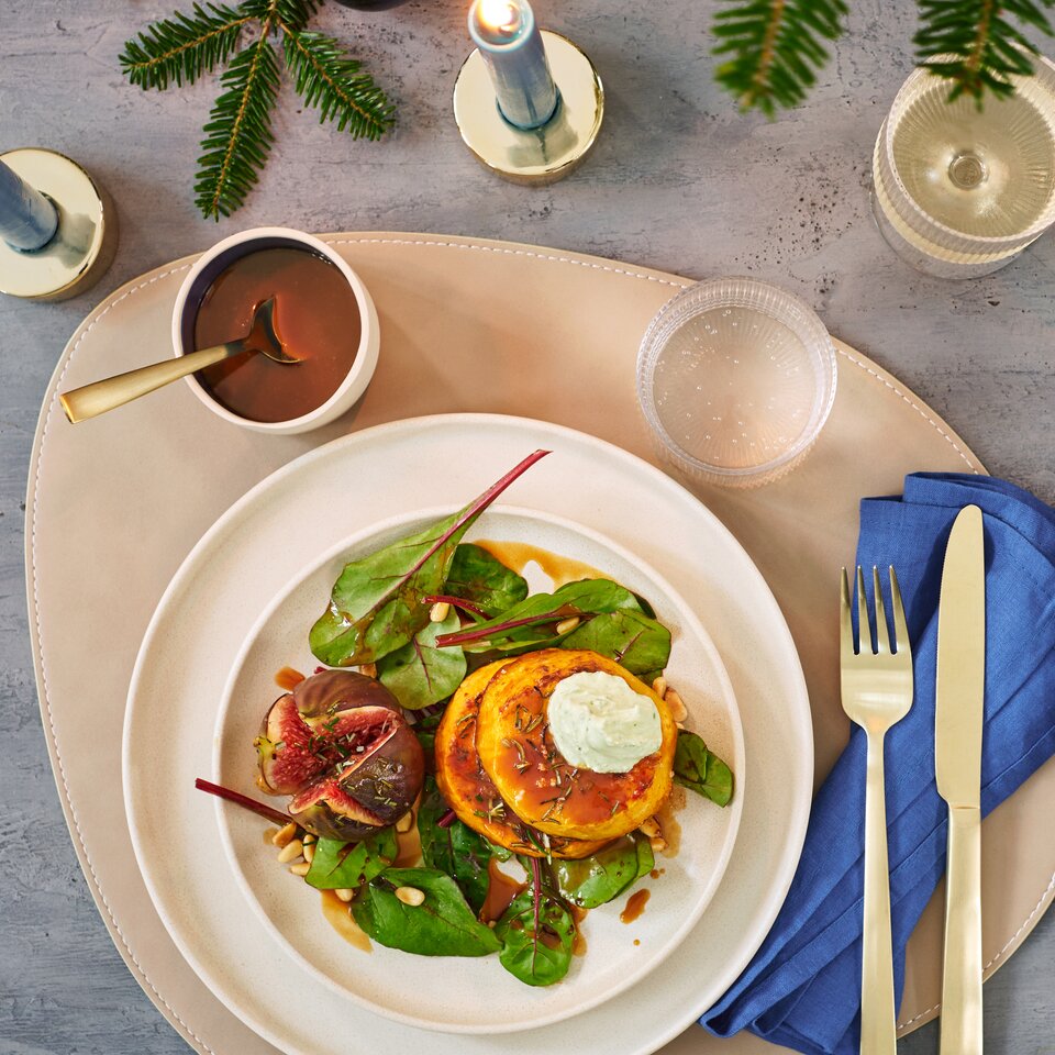 Köstlicher Butternusskürbis mit Spinat, Feigen und Kaffee-Karamell-Sauce, elegant angerichtet für ein festliches Essen.