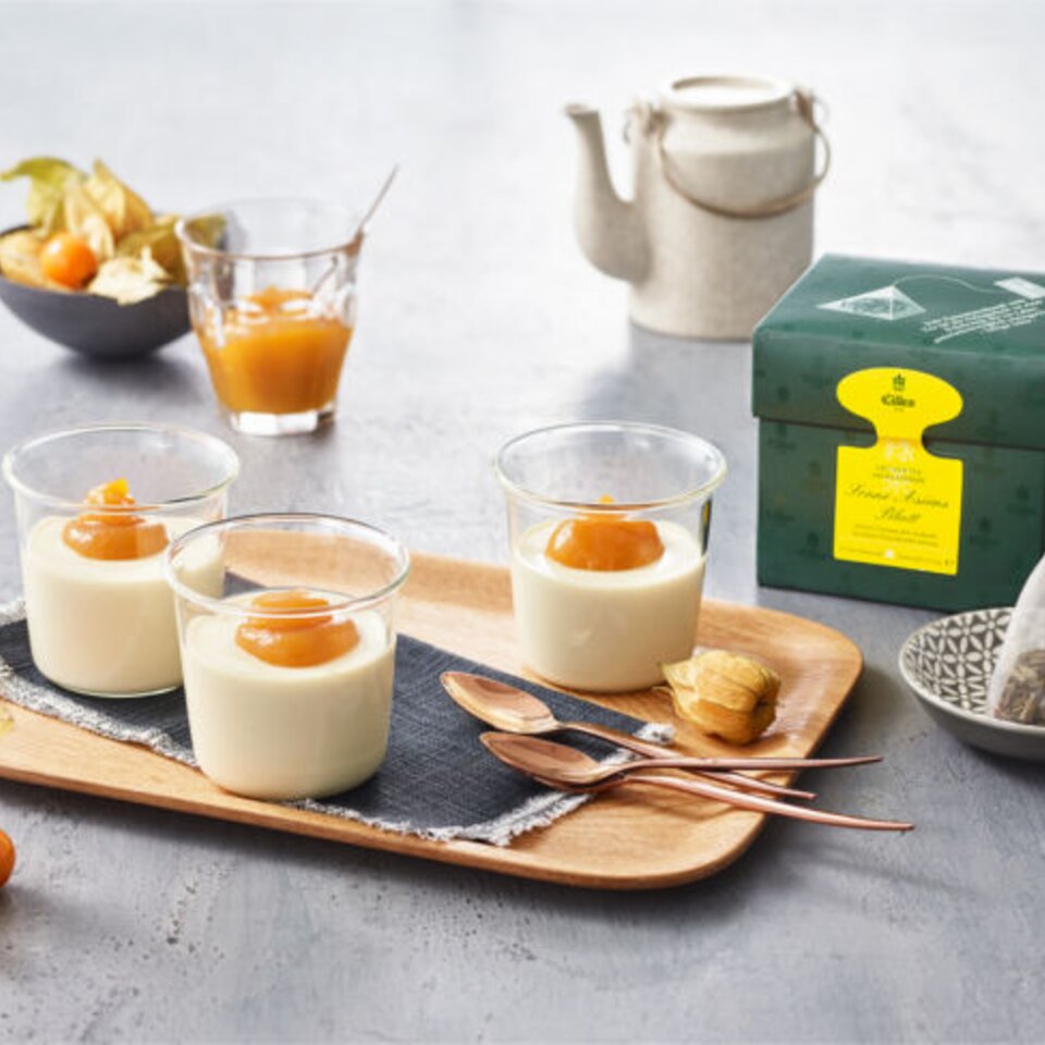 Köstliche Panna Cotta, serviert mit Fruchtglasur, Tee und einer Eilles-Teebox, die für eine elegante Dessertpräsentation gestaltet wurde.
