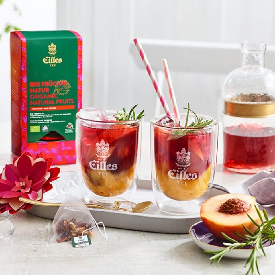 Erfrischender Eilles-Eistee mit Bio-Früchten, serviert in eleganten Gläsern, perfekt für sommerliche Zusammenkünfte.