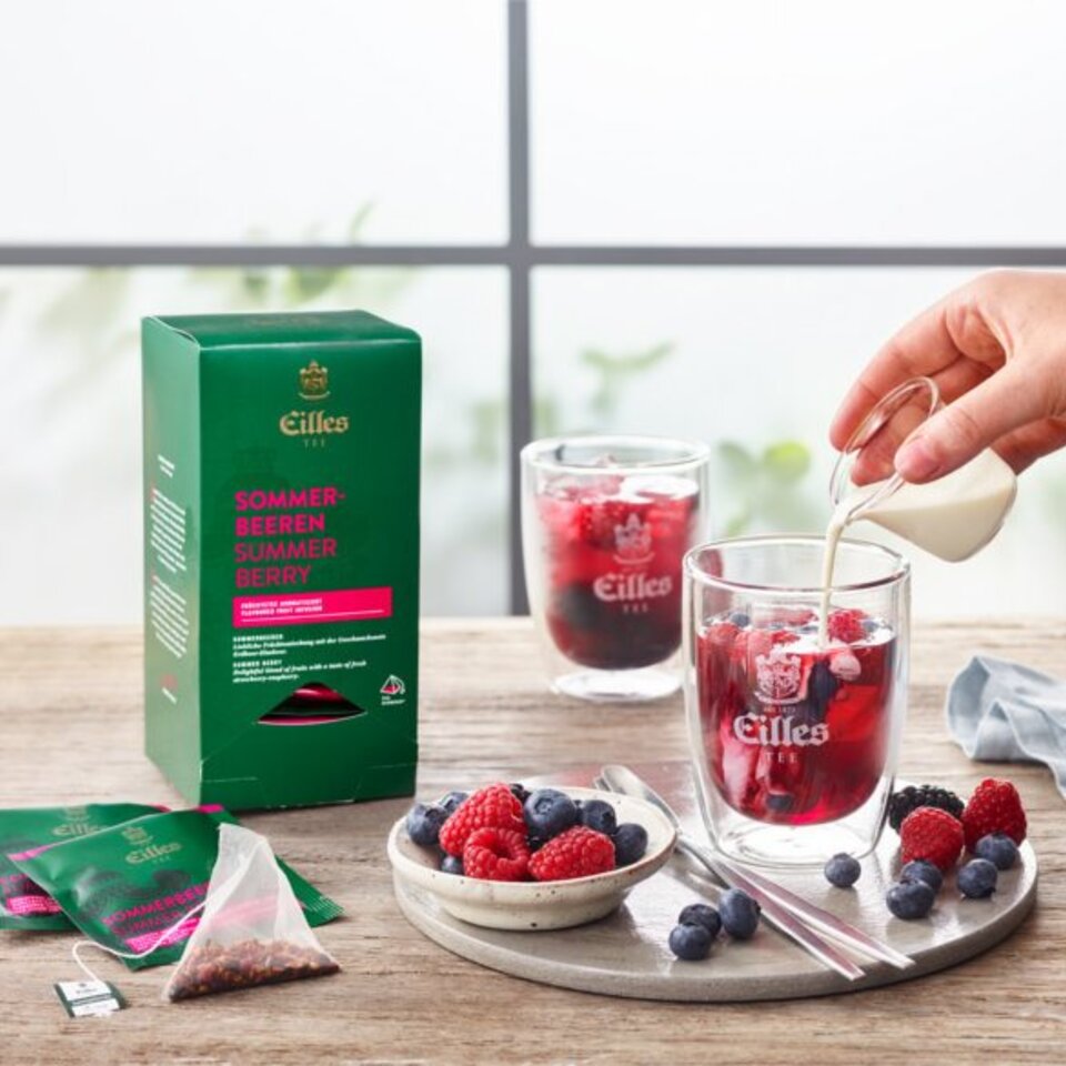 Erfrischender Sommerbeerentee mit Beeren, der die Sommer-Beeren-Mischung von Eilles Tea präsentiert. Perfekt für warme Tage.