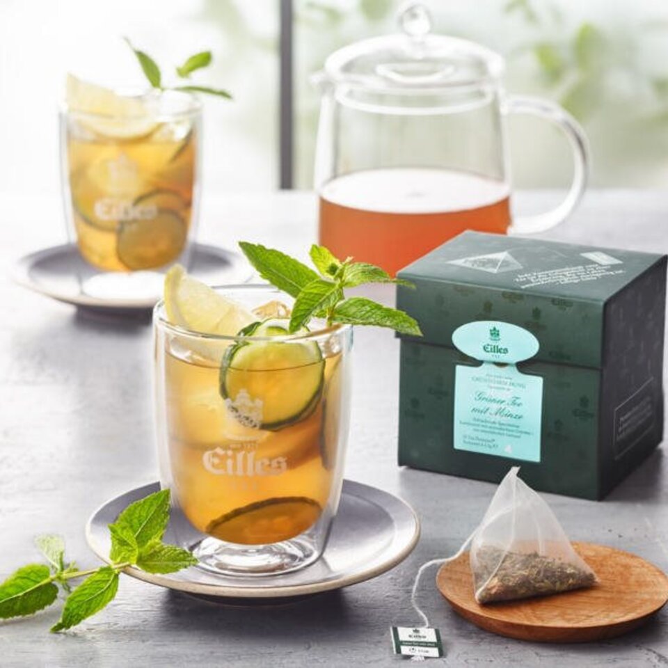 Erfrischender grüner Tee mit Minze und Gurke, serviert in stilvollen Eilles-Gläsern, perfekt für den Sommer.