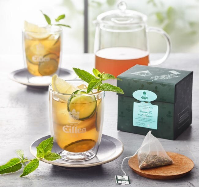 Erfrischender grüner Tee mit Minze und Gurke, serviert in stilvollen Eilles-Gläsern, perfekt für den Sommer.