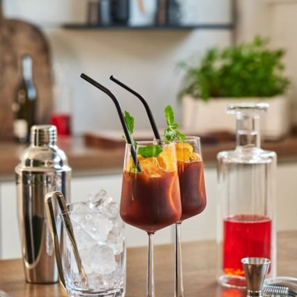 Erfrischende Kaffee-Spritz-Cocktails mit Minze und Zitrusfrüchten, serviert in eleganten Gläsern, perfekt für sommerliche Zusammenkünfte.