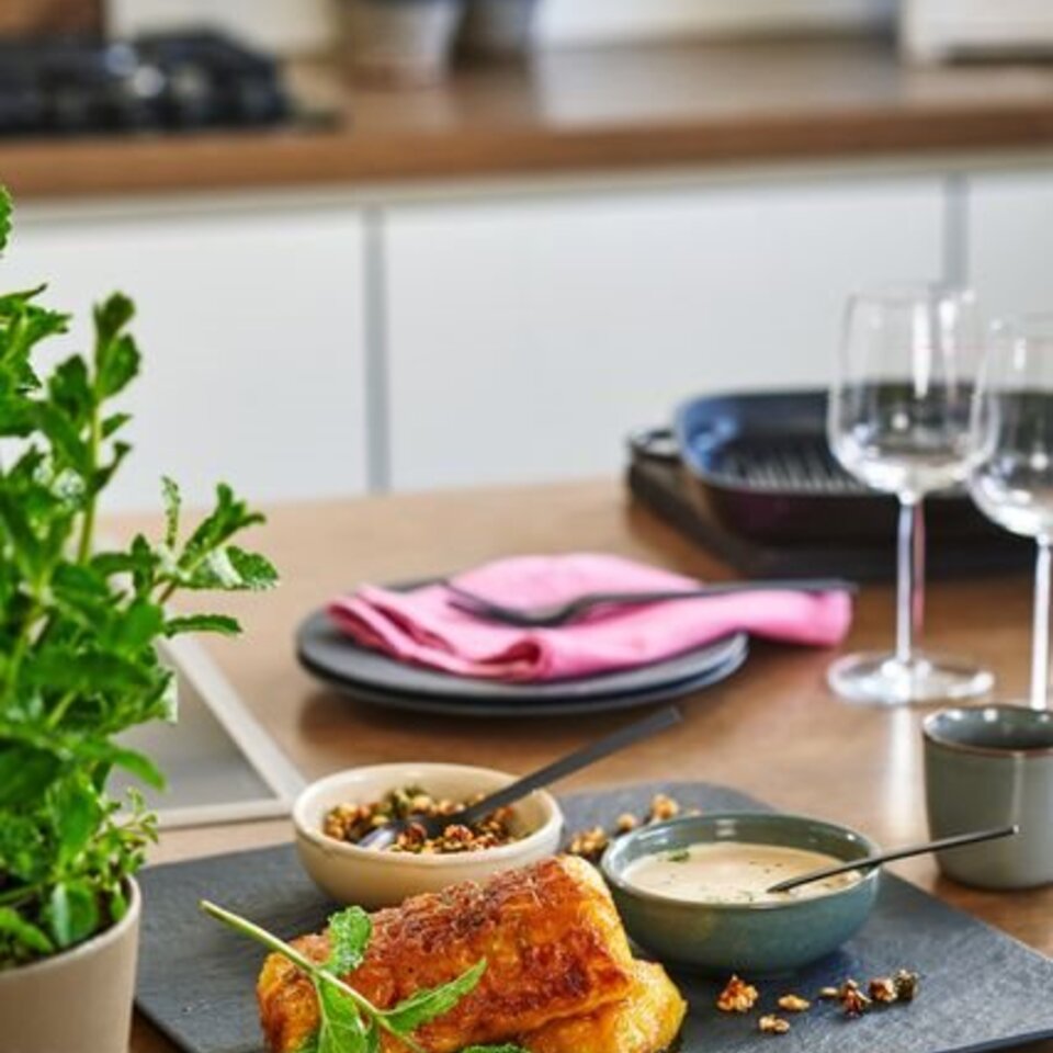 Köstliches Espressorezept von Eilles Roestmeister mit knusprigem Gebäck, tropischen Früchten und cremigen Saucen auf einem stilvollen Tisch.