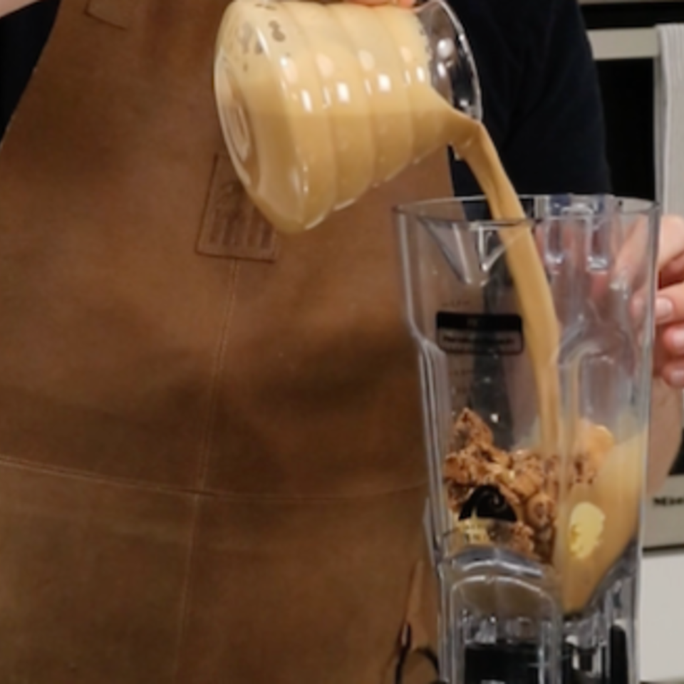 Cremiger Kaffee in einem Mixer mit Keksen für ein köstliches Napolitanisches Biscotto-Eiskaffee-Rezept.