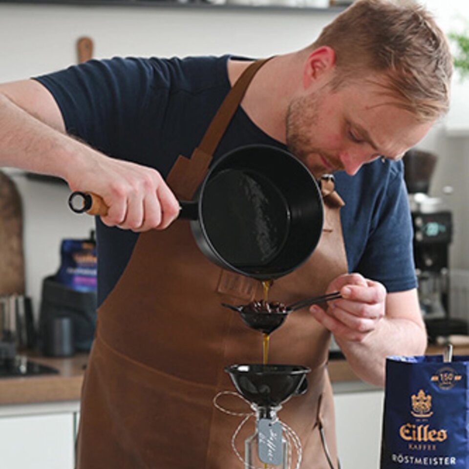 Die Zubereitung von aromatischem Kaffee mit der Pour-Over-Methode, bei der Eilles Caffe Crema in einer modernen Küche präsentiert wird.