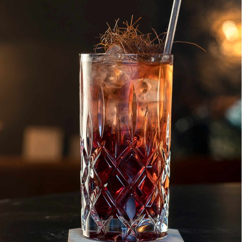 Erfrischend lebendiger Beerencocktail, serviert in einem Kristallglas, perfekt für sommerliche Zusammenkünfte und Feiern.