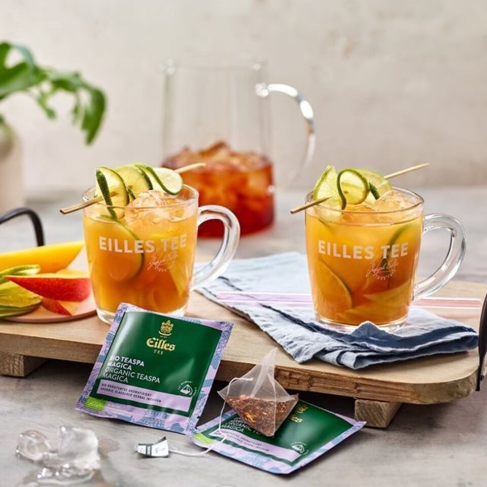 Erfrischender Eilles Tee Eistee mit Limette, aus Bio-Teebeuteln und garniert mit frischen Früchten.
